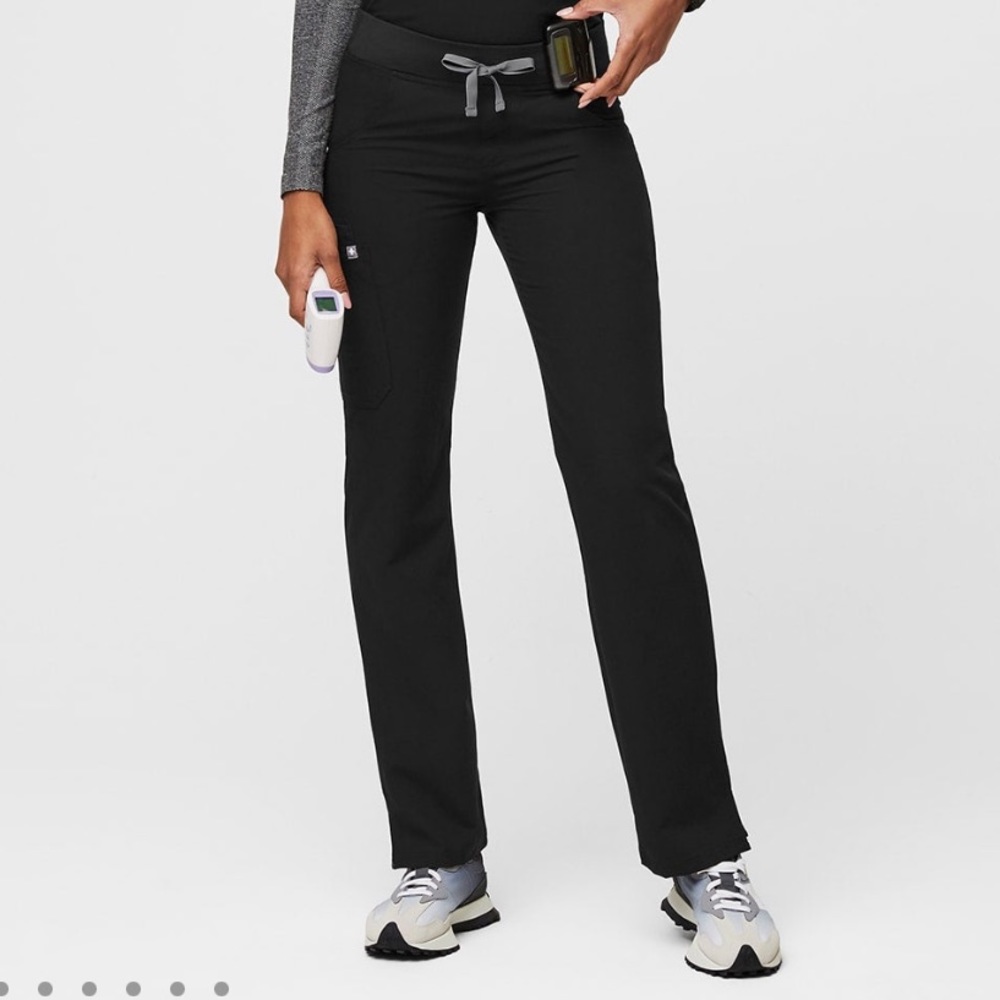 FIGS Women's Black Kade™ - Petite Cargo Scrub Pants - S - Petite / Black